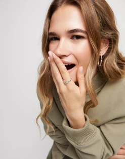 Anillo abierto bañado en plata de ley con topacio blanco