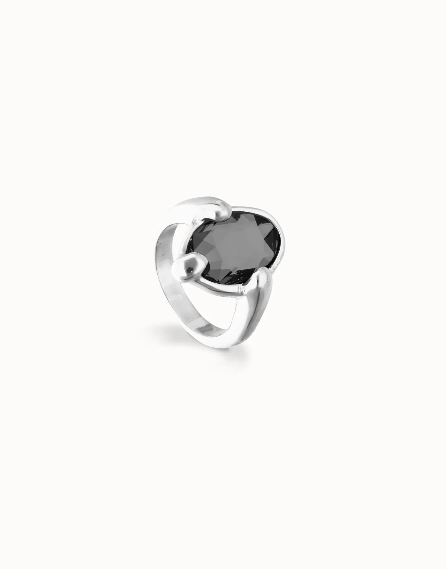 Anillo bañado en plata con cristal facetado ovalado negro