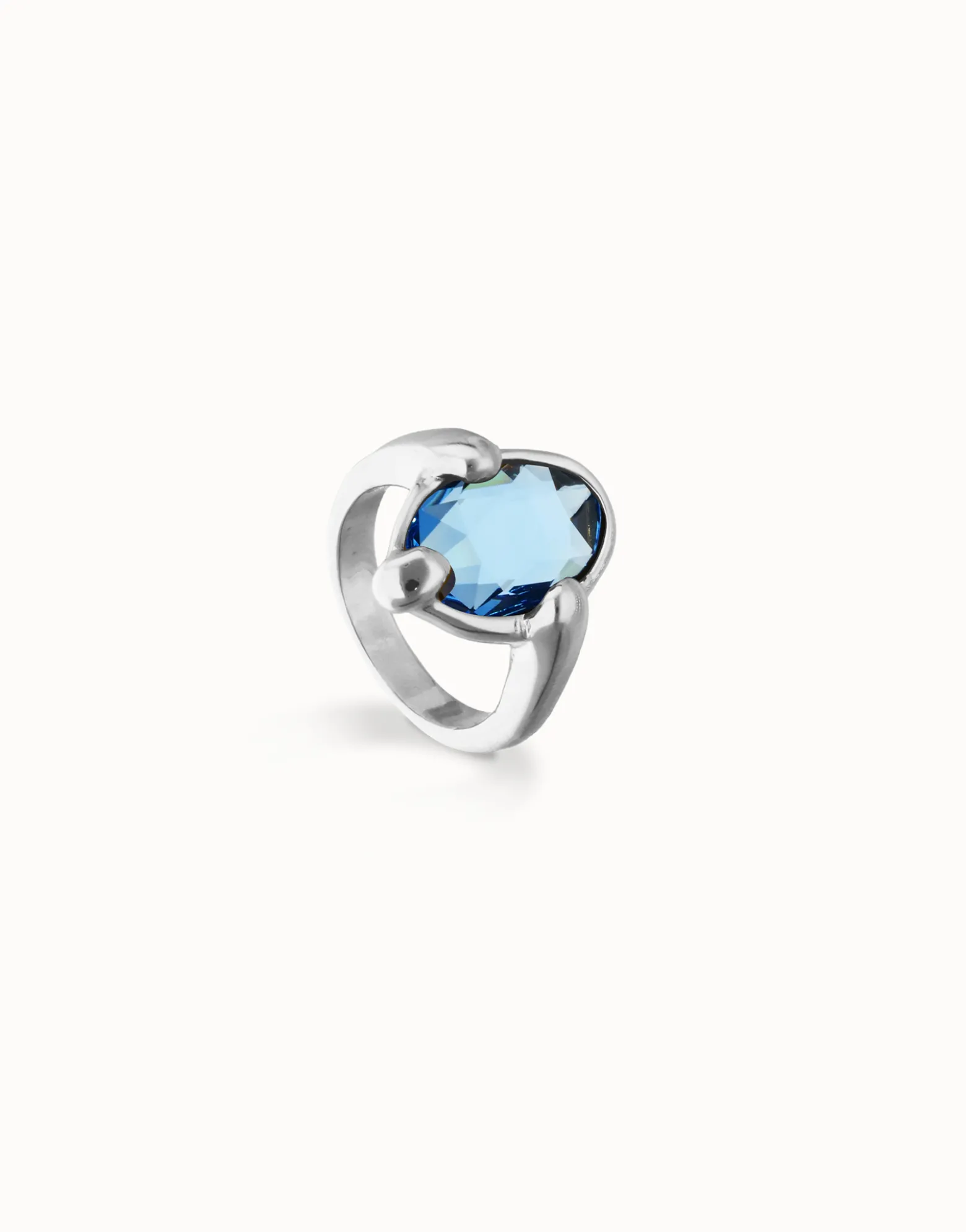 Anillo bañado en plata con cristal facetado ovalado azul