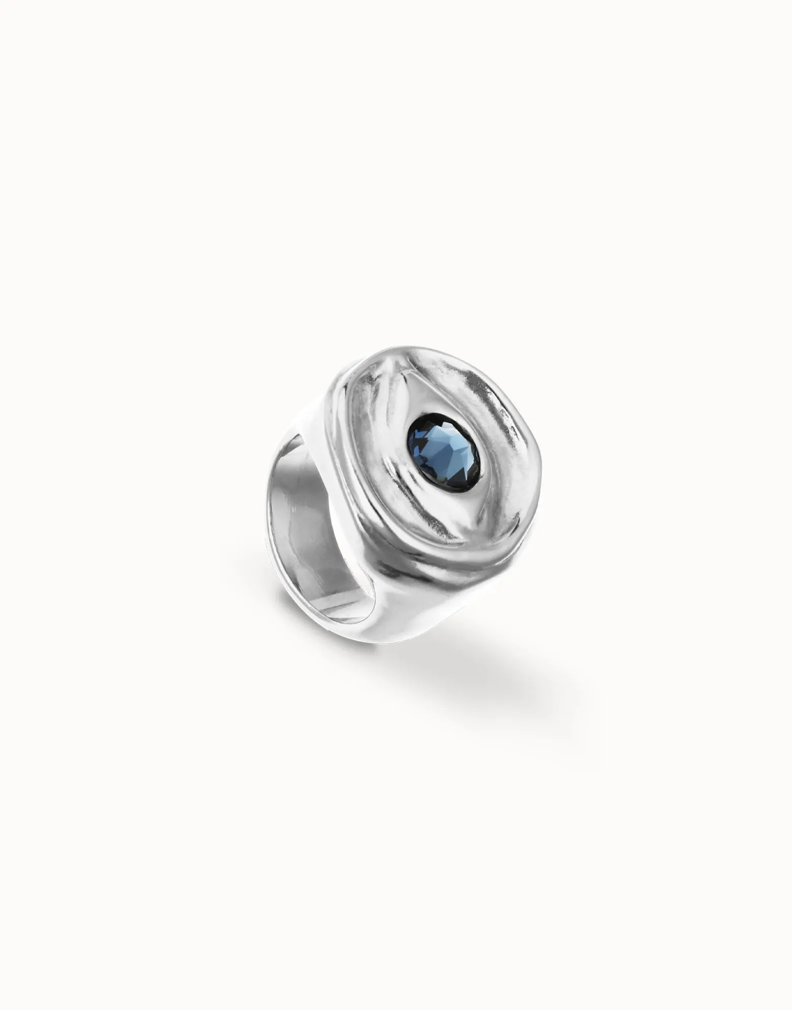 Anillo tipo sello en plata de ley y forma de ojo con cristal facetado azul