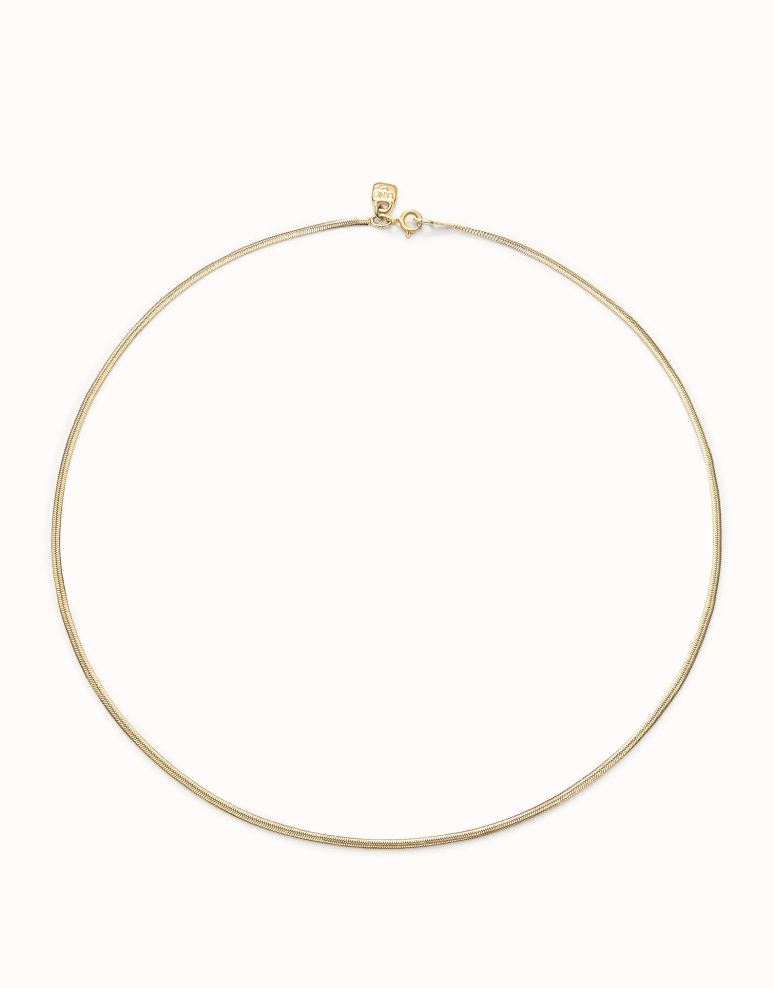 Cadena corta con forma plana bañada en oro 18k
