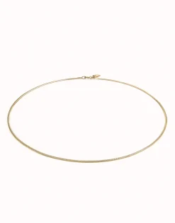Cadena corta con forma plana bañada en oro 18k