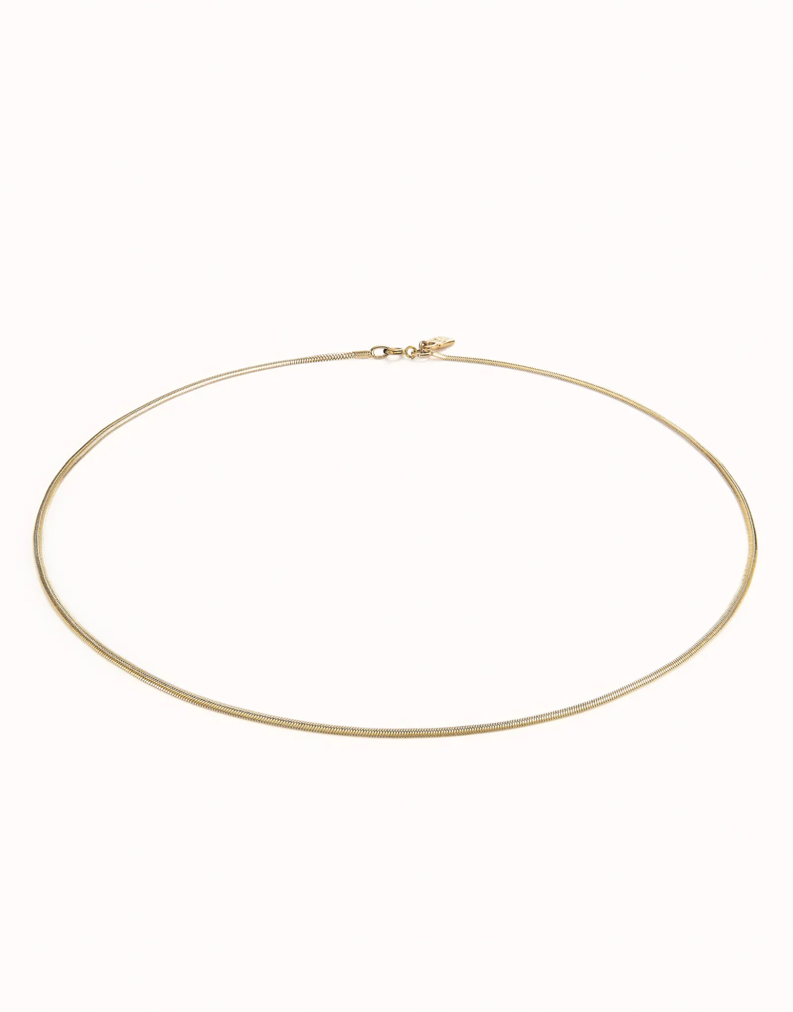 Cadena corta con forma plana bañada en oro 18k