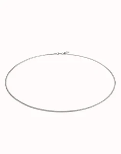 Cadena larga con forma plana bañada en plata de ley.