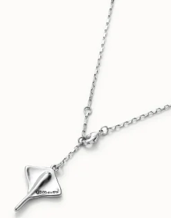 Colgante de cadena corta bañado en plata y figura mantarraya