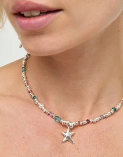 Collar corto bañado en plata con cristales y estrella de mar pequeña