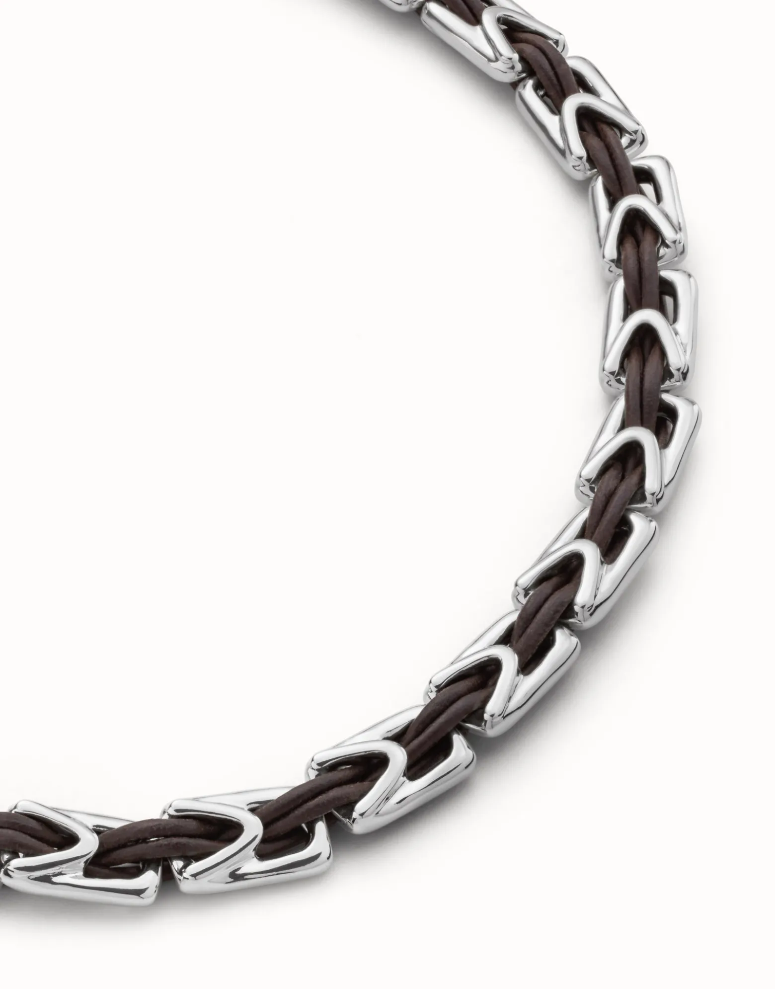 Collar corto de cuero y eslabones bañados en plata de ley