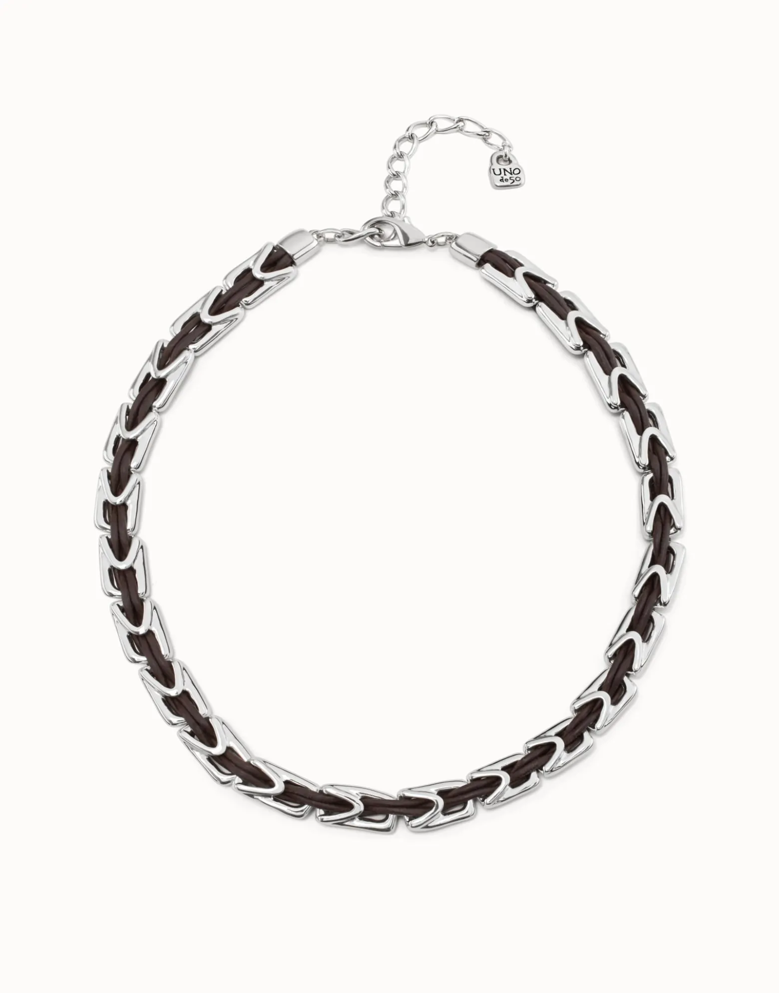 Collar corto de cuero y eslabones bañados en plata de ley