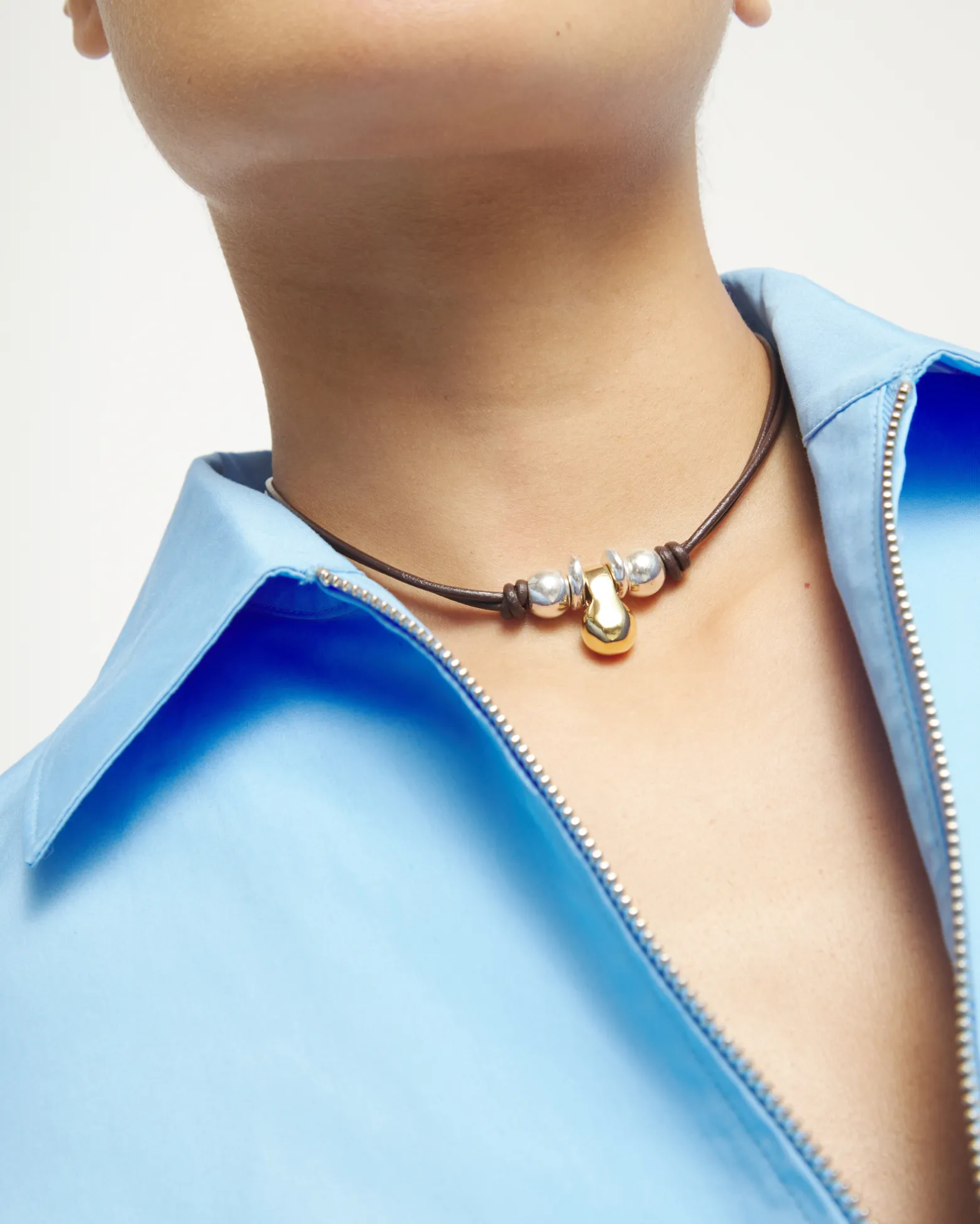 Collar de cuero con tres esferas bañadas en mix de plata y oro 18k