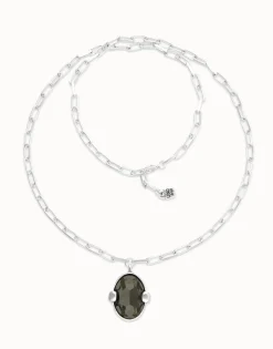 Collar largo bañado en plata con cristal facetado ovalado gris grande