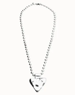 Collar largo con bolas bañado en plata y detalle de corazón