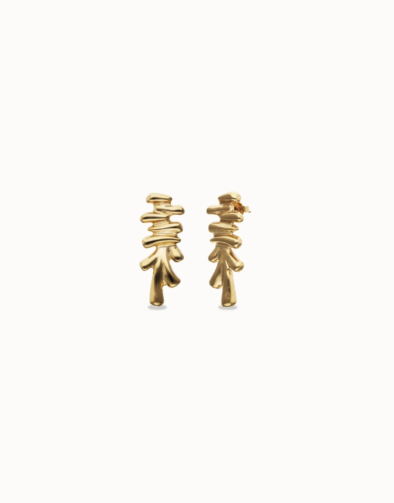 Pendientes alargados bañados en oro 18k y forma irregular