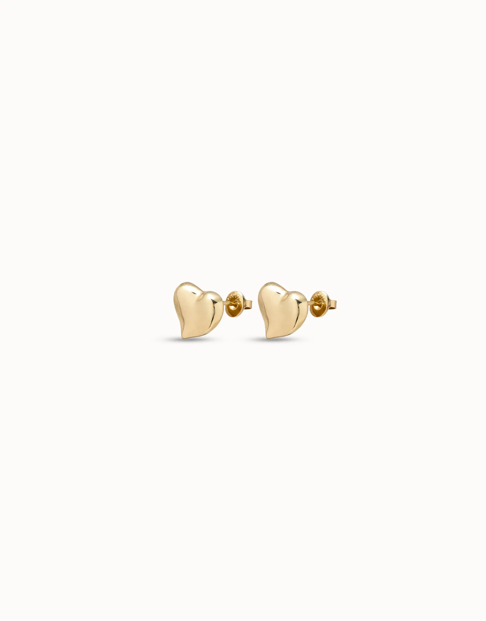 Pendientes bañados en oro de 18k con forma de corazón mediano