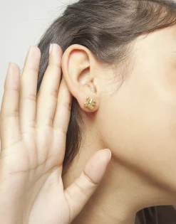 Pendientes pequeños con forma de mariposa bañados en oro 18k