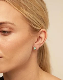 Piercing bañado en oro de 18k y un cristal azul