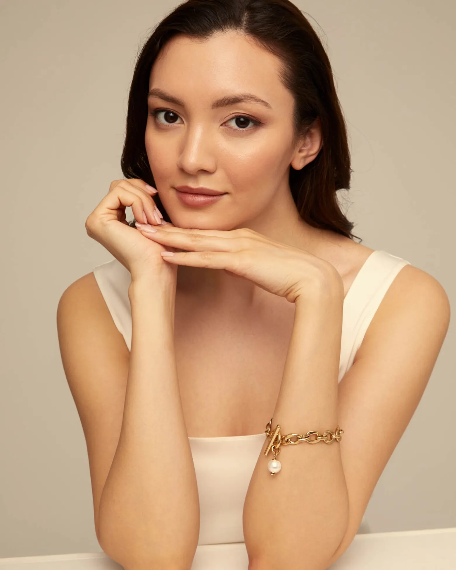 Pulsera bañada en oro 18k con eslabones y charm de perla