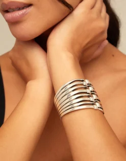 Pulsera bañada en plata de ley con múltiples cabezas de clavo