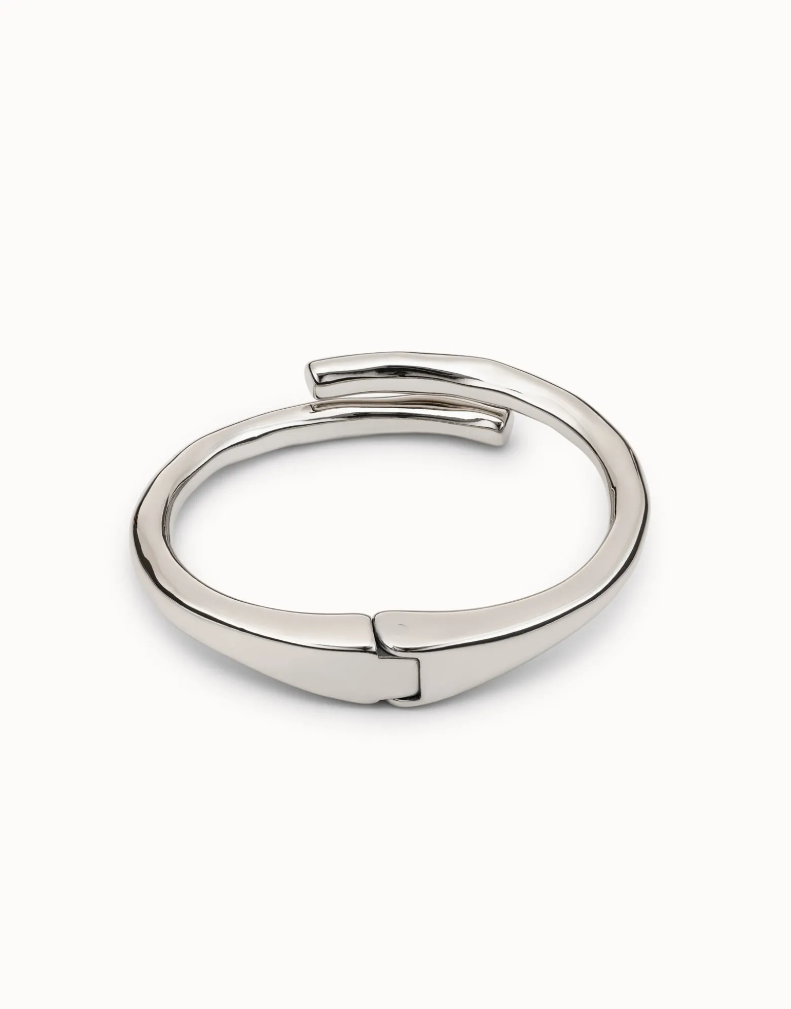 Pulsera bañada en plata de ley con forma de túbulo y muelle oculto