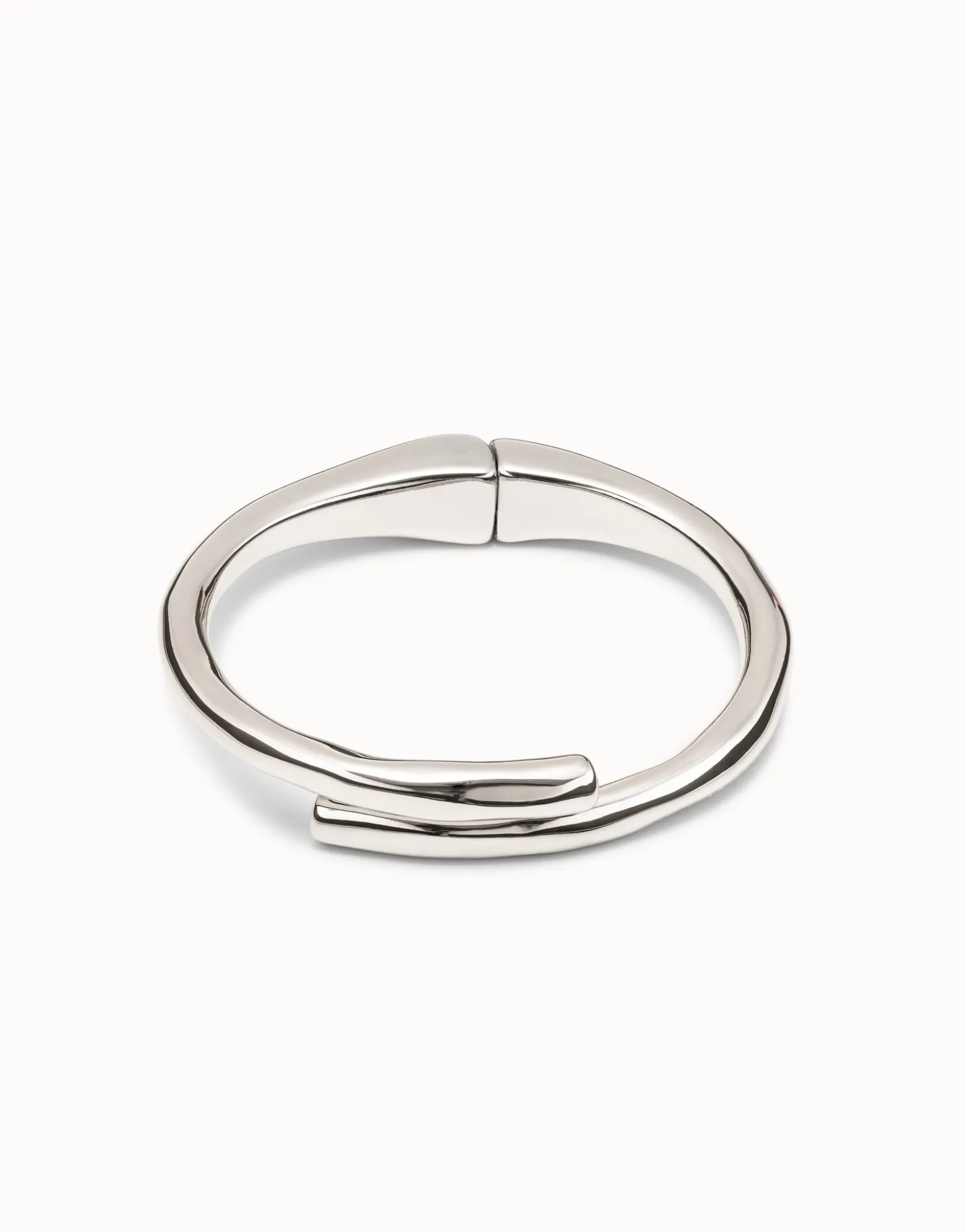 Pulsera bañada en plata de ley con forma de túbulo y muelle oculto