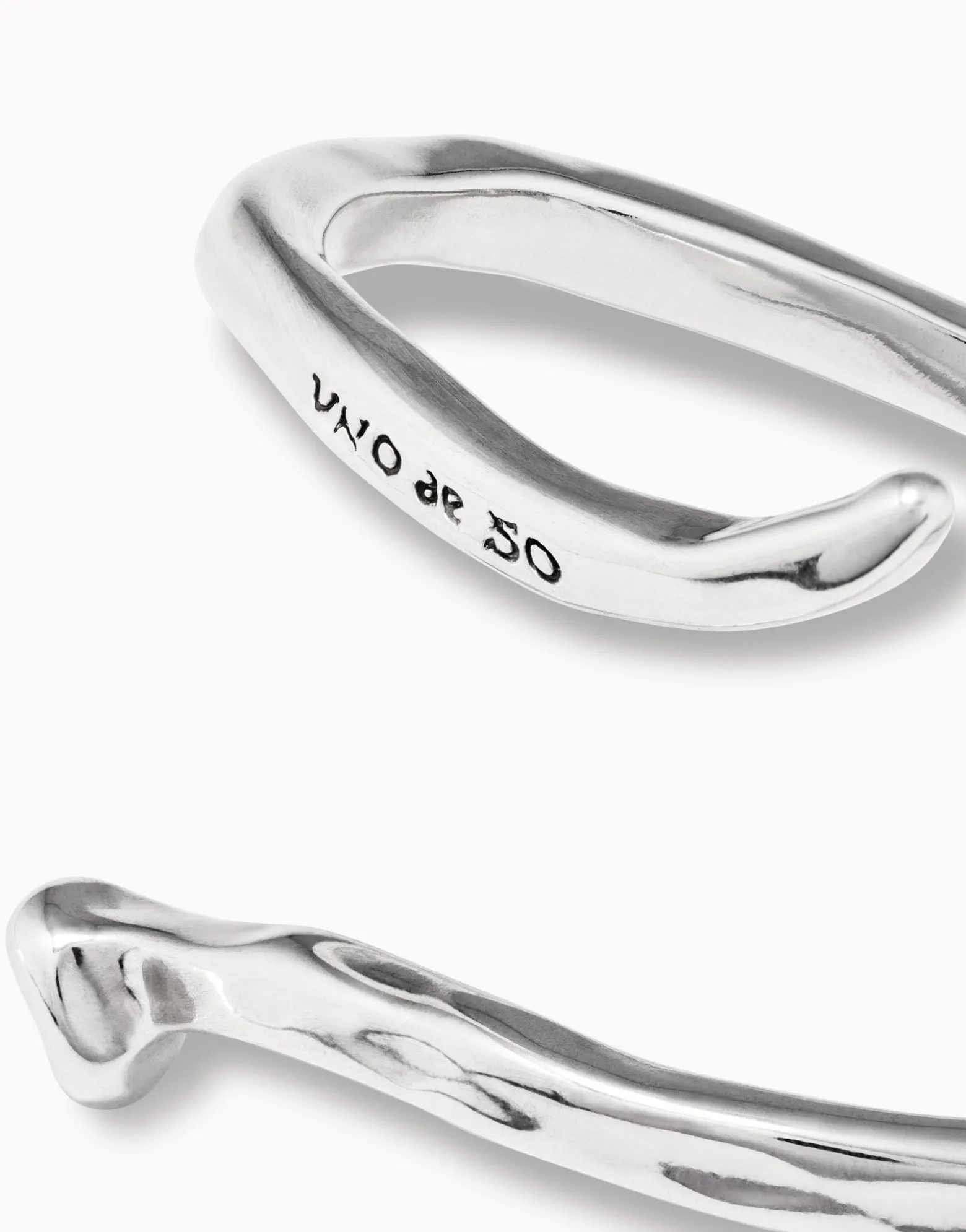 Pulsera bañada en plata de ley rígida en forma de clavo modelado en espiral.