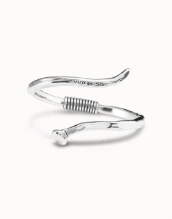 Pulsera bañada en plata de ley rígida en forma de clavo modelado en espiral.