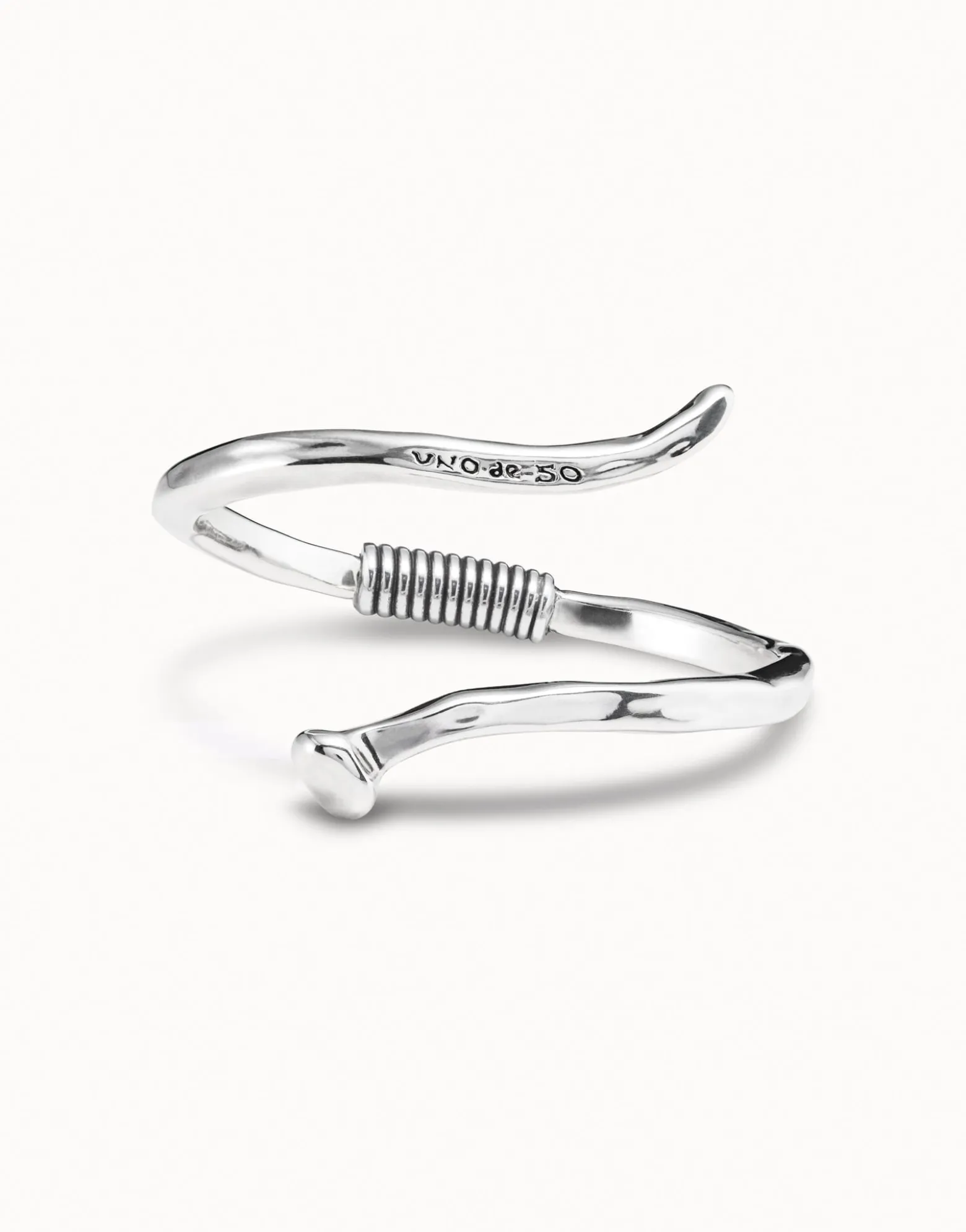 Pulsera bañada en plata de ley rígida en forma de clavo modelado en espiral.