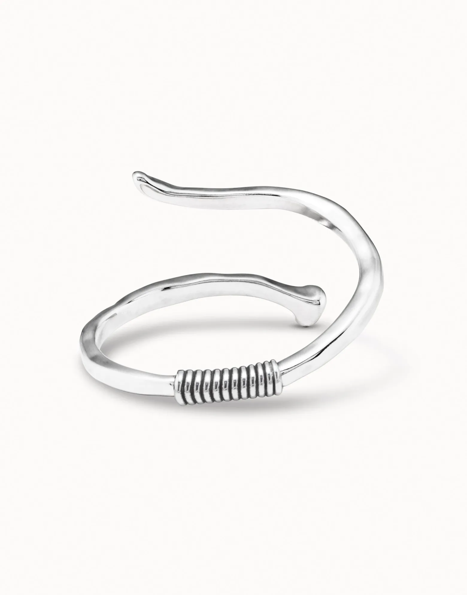Pulsera bañada en plata de ley rígida en forma de clavo modelado en espiral.