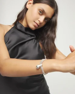Pulsera con hilos plateados y esfera grande