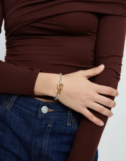 Pulsera de bolas pequeñas bañada en oro con mosqueton entrelazado en oro