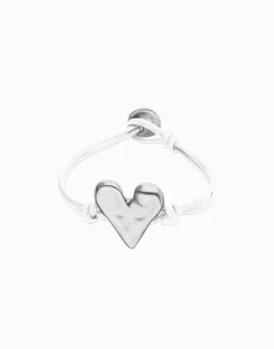 Pulsera de cuero blanco con detalle de corazón bañado en plata de ley