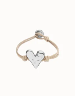 Pulsera de cuero camel con detalle de corazón bañado en plata de ley