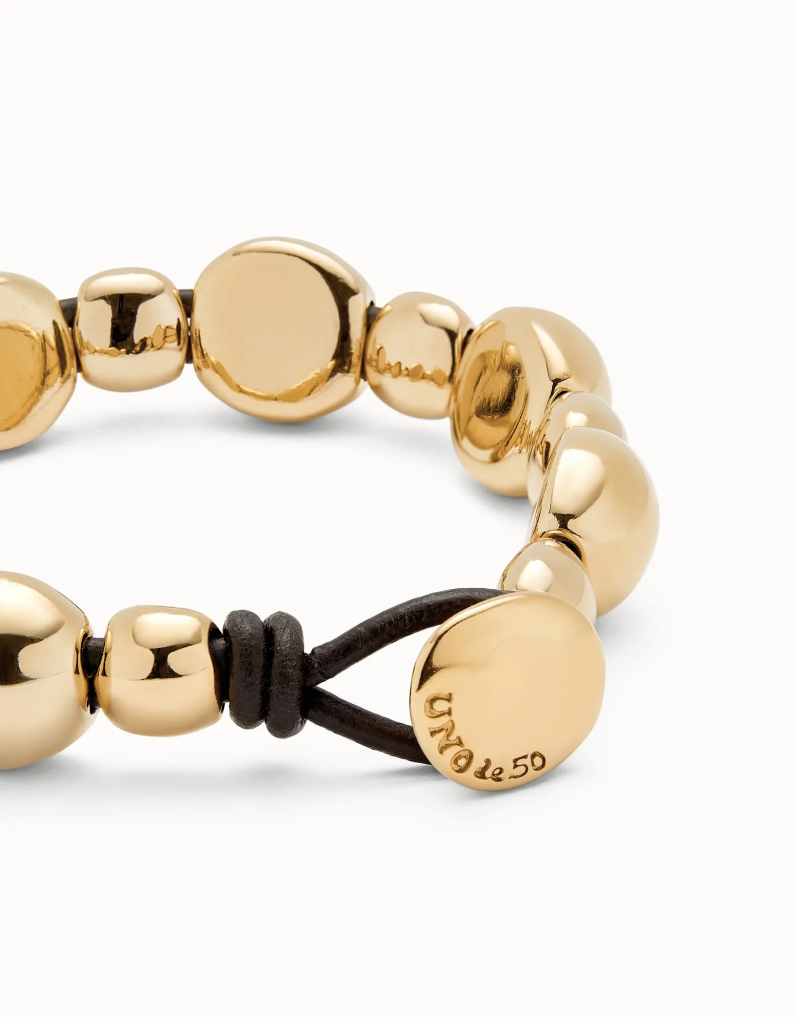 Pulsera de cuero con cuentas bañadas en oro 18k