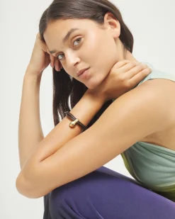 Pulsera de cuero con esfera bañada en oro 18k