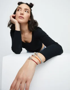 Pulsera de cuero rojo con mosquetón entrelazado en plata