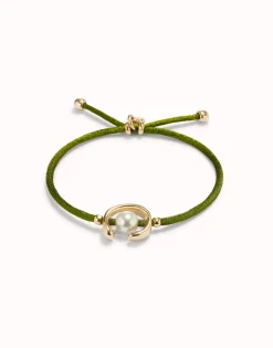 Pulsera de hilo verde oscuro con perla shell fornitura bañada en oro 18k.