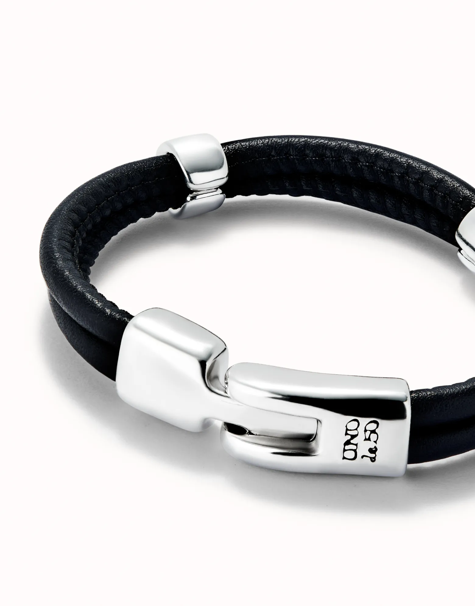 Pulsera doble cuero con 2 circunferencias bañadas en plata de ley