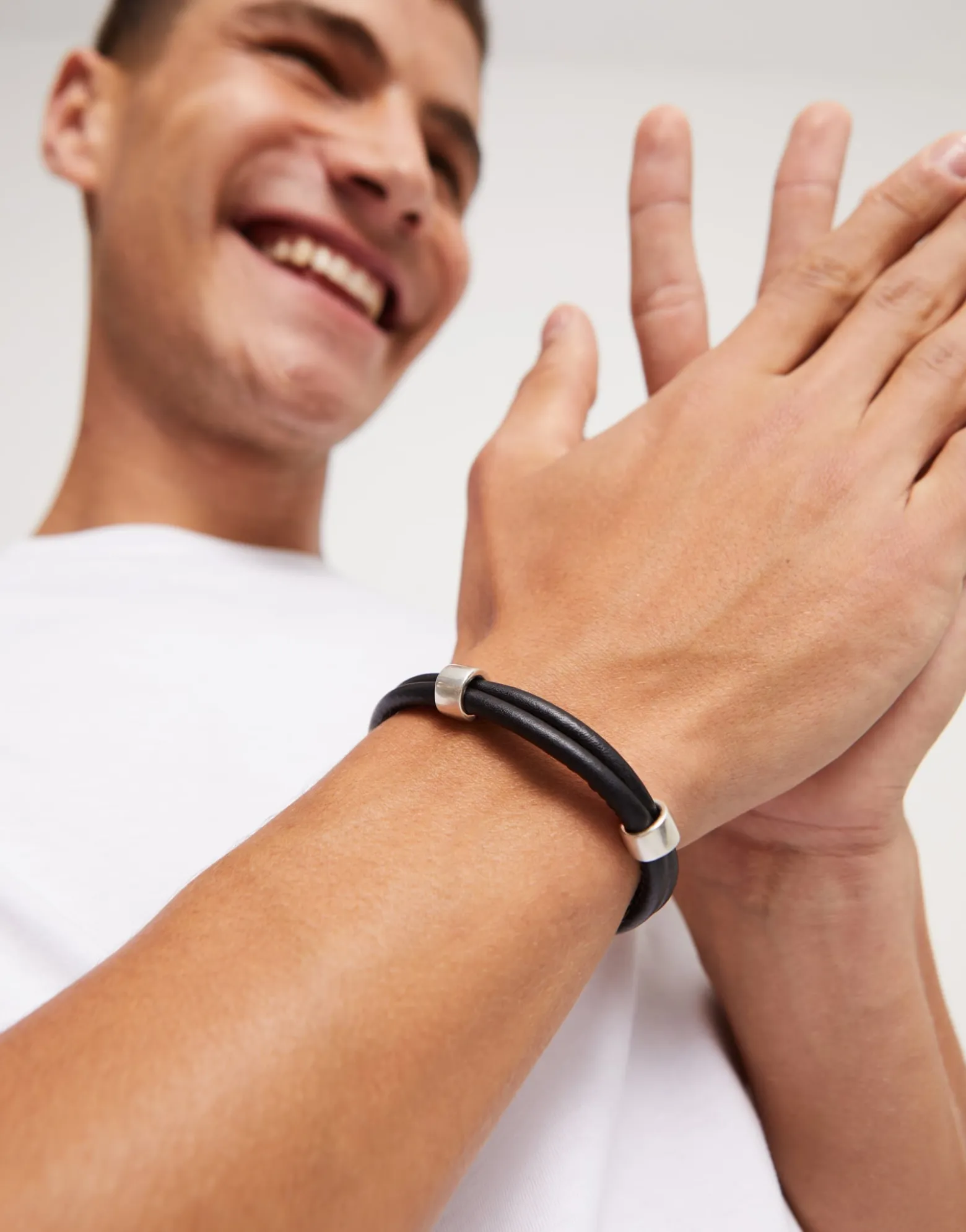 Pulsera doble cuero con 2 circunferencias bañadas en plata de ley